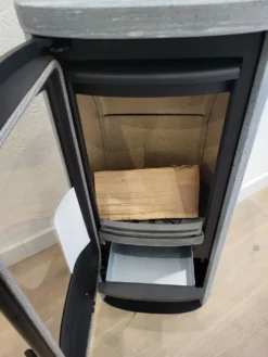 Contura 820TG Style Ausstellungsstück -Brunner Geschaft Contura 820TGStyle schwarz Speckstein FDAAV639015 0324 s3 1280x1280