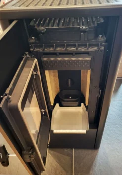 Rika Livo Pelletofen Ausstellungsstück 7 Rika Livo Pelletofen Ausstellungsstück -Brunner Geschaft Rika Livo schwarz FDAAV639001 0124 s3 1280x1280