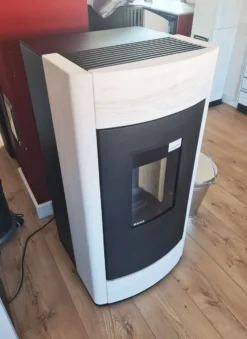 Rika Revo II Pelletofen Ausstellungsstück -Brunner Geschaft rika revo II pelletofen stein weiss abgang hinten FDAAV638038 0523 s2 1280x1280