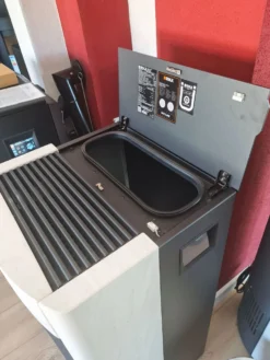 Rika Revo II Pelletofen Ausstellungsstück -Brunner Geschaft rika revo II pelletofen stein weiss abgang hinten FDAAV638038 0523 s3 1280x1280