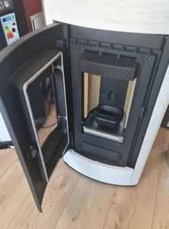 Rika Revo II Pelletofen Ausstellungsstück -Brunner Geschaft rika revo II pelletofen stein weiss abgang hinten FDAAV638038 0523 s4 1280x1280